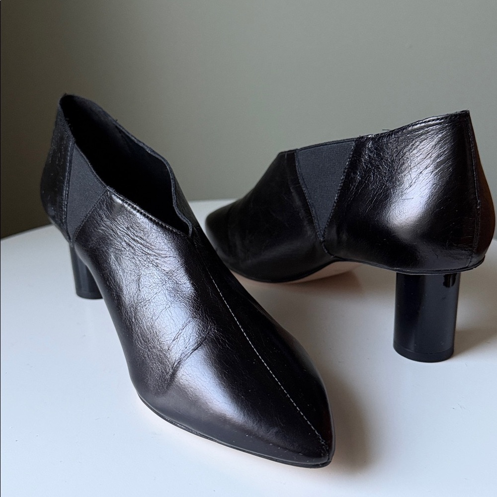 Office London Wrinkled Leather V-Cutout Top Black Round Heel Low Booties NWOB - Picture 7 of 13